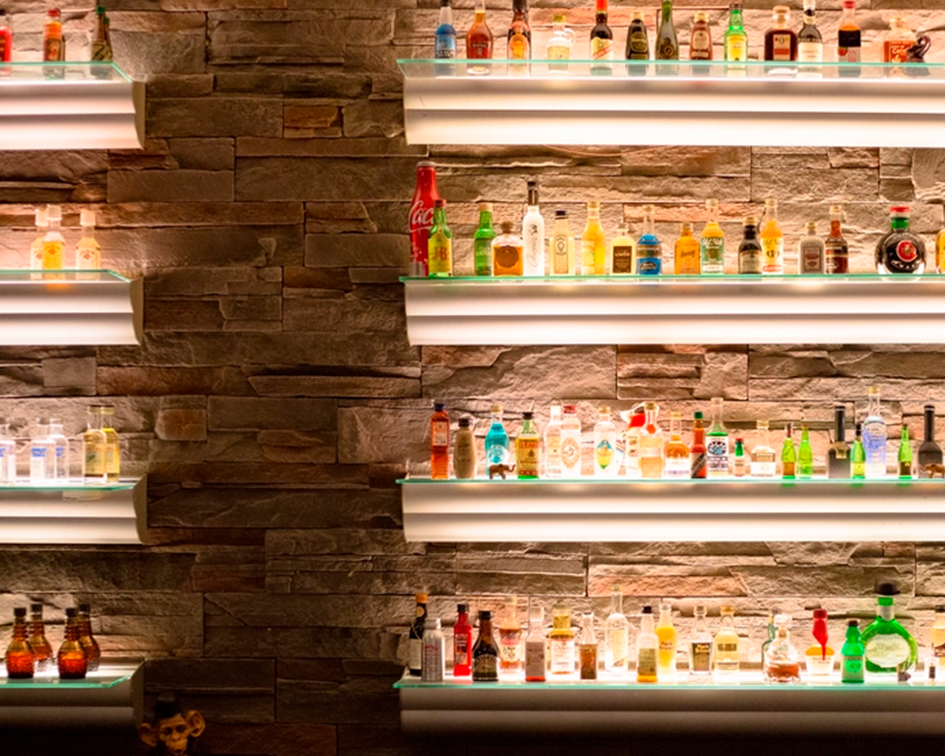 Cócteles y Ambiente Vibrante en el Barrio Gros