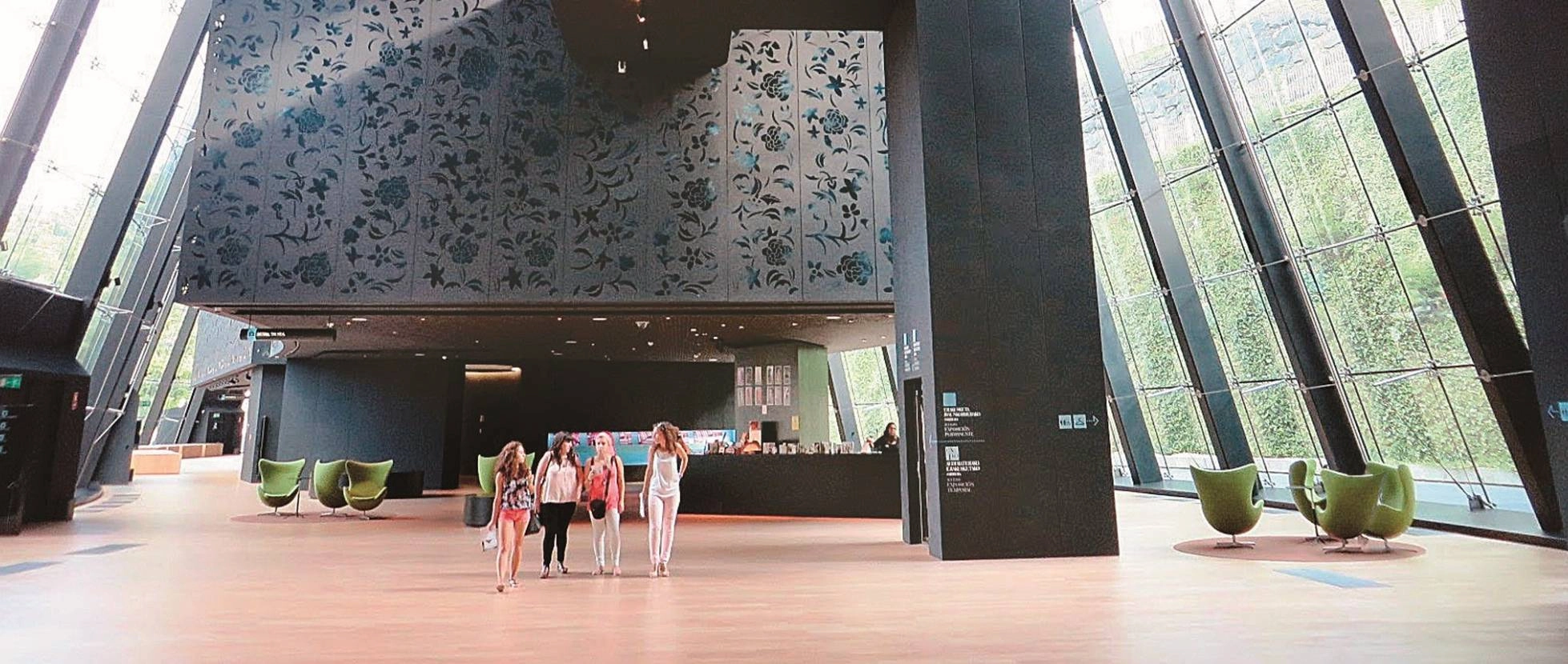 Entre vinos y diseños de alta costura: Bodega Katxiña y Museo Balenciaga