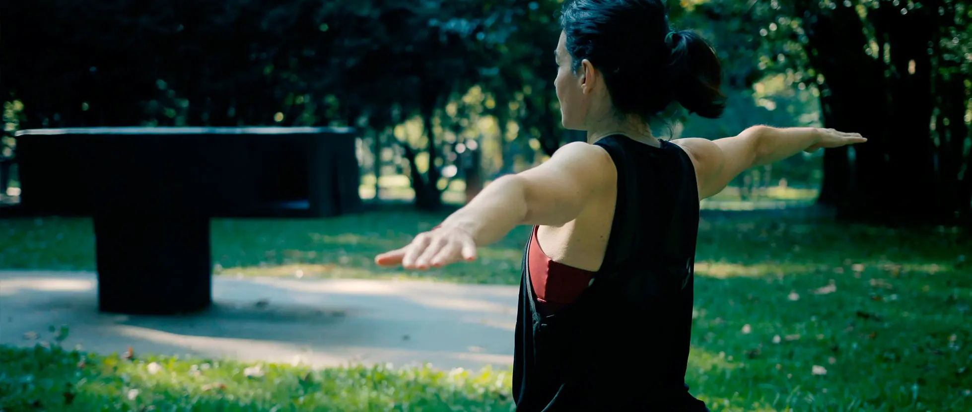 Yoga en un bosque rodeadas de arte